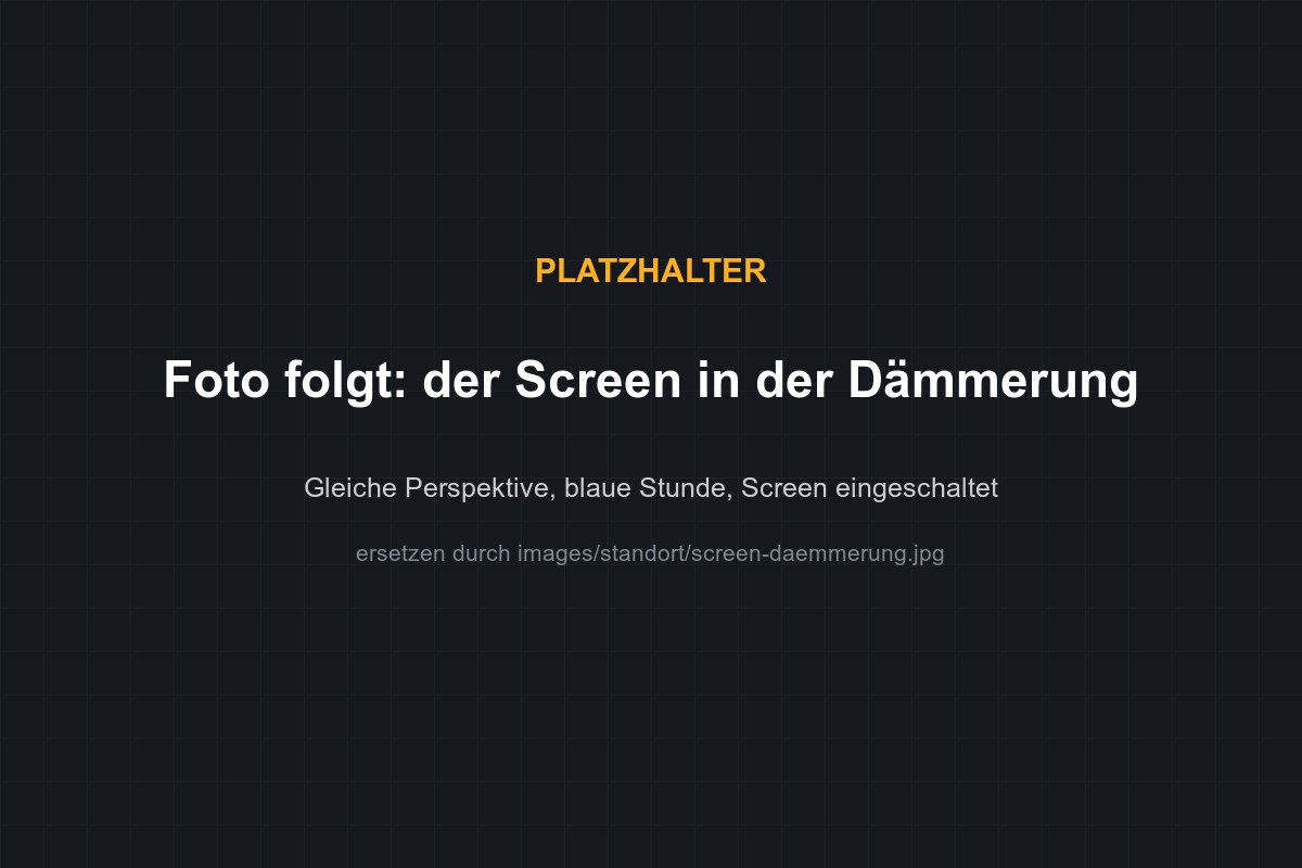 Der LED-Screen an der Tramstrasse in Diepoldsau in der Dämmerung