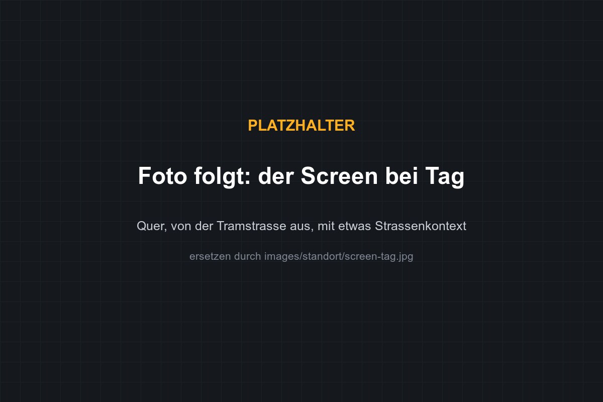 Der LED-Screen an der Tramstrasse in Diepoldsau bei Tageslicht
